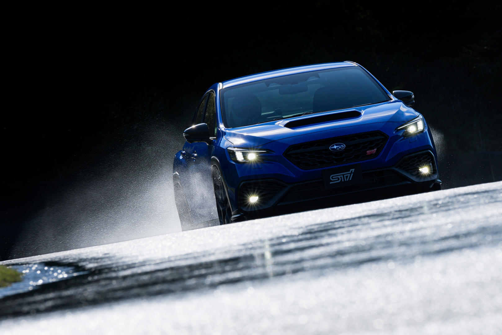 SMALL_WRX STI Sport♯_表紙Fr走り 1